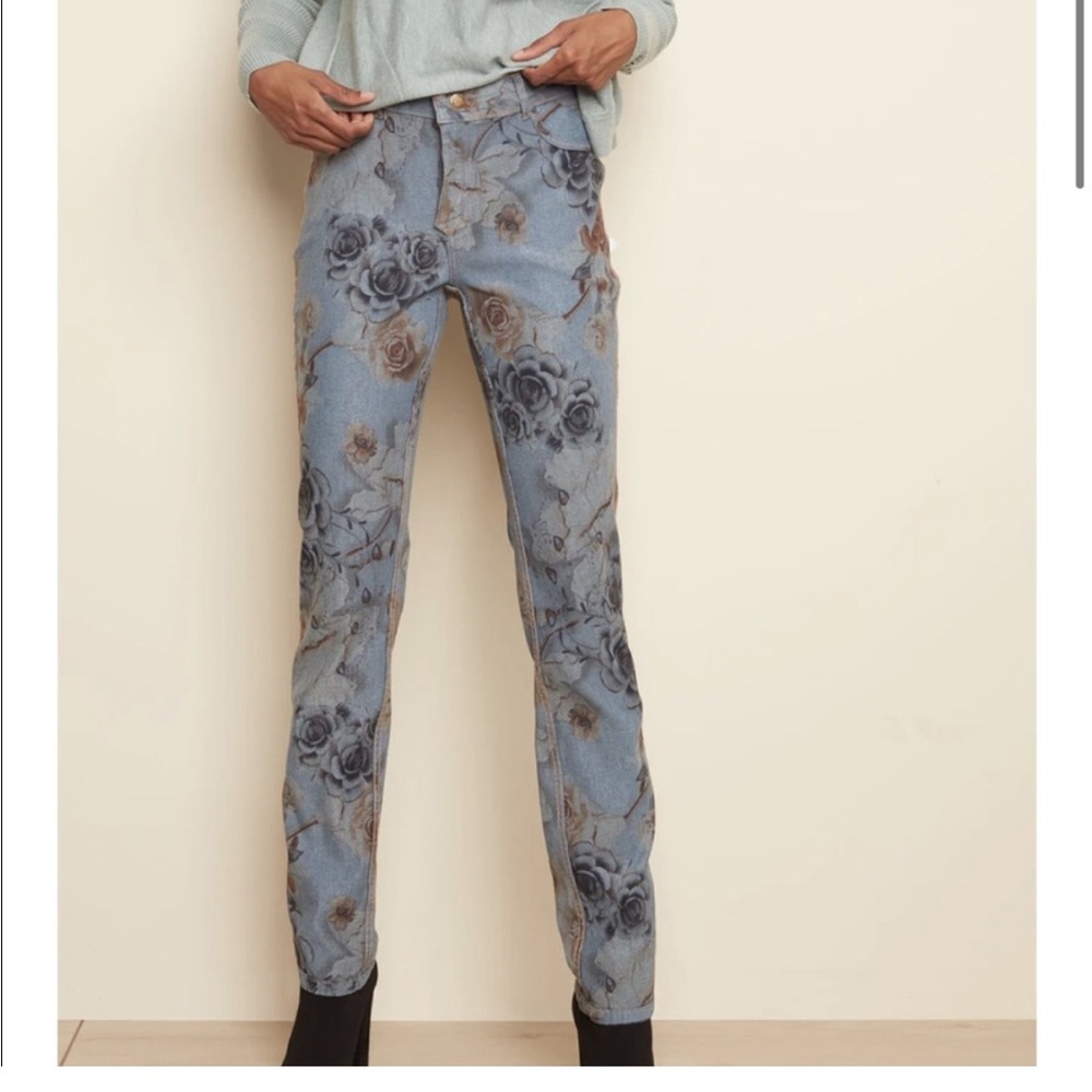 NWOT Charlie B Reversible Jeans Floral/ Med Stonewash 6 x 33